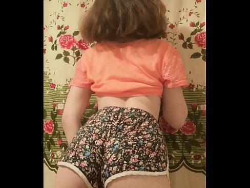 ❤️ Keçika ciwan a seksî li ber kamerayê kurtanên xwe ji xwe dike ❤️❌ Porno li me ﹏