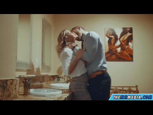 ❤️ Gava ku blondeyek busty we di nav hewşek gelemperî de dixapîne ❤️❌ Porno li me ﹏